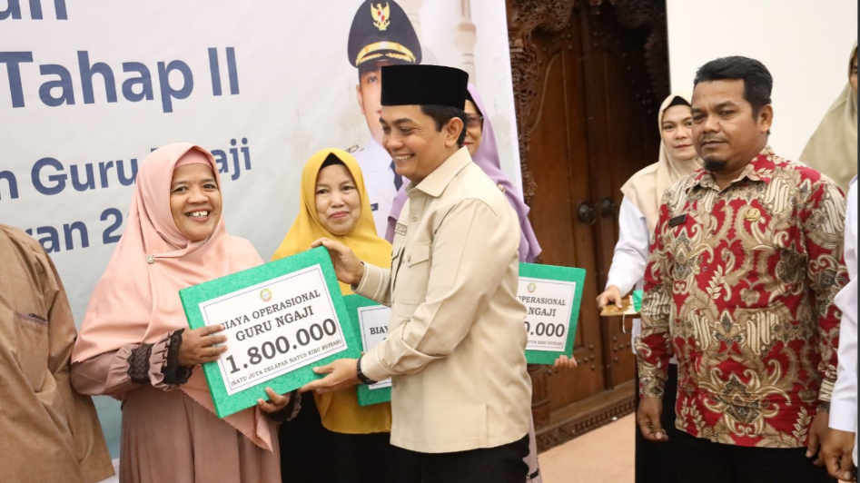 Wakil Wali Kota Pontianak Bahasan (kanan) secara simbolis menyerahkan bantuan operasional kepada seorang perwakilan guru ngaji (kiri). (Dok. HO/Faktakalbar.id)