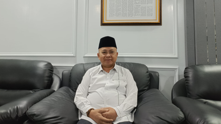 Ketua PWNU Kalbar, Syarif, memberikan keterangan pers terkait penundaan kedatangan Gus Muwafiq di Pontianak. (Dok. HO/Faktakalbar.id)