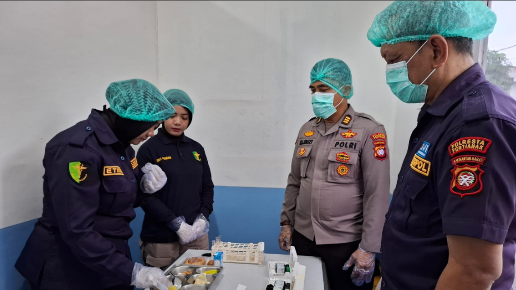 Petugas Sidokes Polresta Pontianak bersama Kapolresta Pontianak Suyono (tengah) sedang memeriksa sampel makanan dalam kegiatan safety food program MBG. (Dok. HO/Faktakalbar.id)