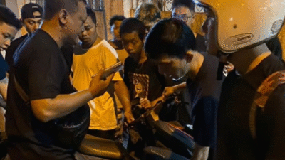 Tim Alap Alap Polsek Pontianak Kota mengamankan W, DPO kasus pencurian, saat diinterogasi di lokasi penangkapan pada malam hari. (Dok. HO/Faktakalbar.id)