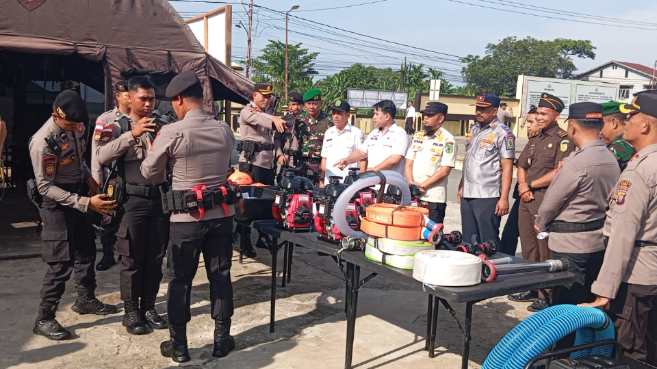 Wakapolres Sambas Kompol Hoerrudin (tengah) bersama unsur TNI dan Forkopimda mengecek sarana prasarana penanggulangan bencana, seperti mesin pompa air, dalam Apel Kesiapsiagaan Bencana. (Dok. HO/Faktakalbar.id)