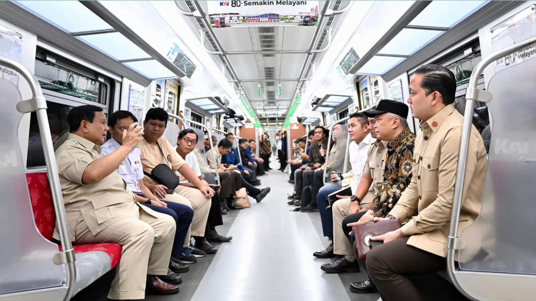 Presiden Prabowo Subianto (kiri) duduk bersama Dirut KAI Podium Bobby Rasyidin dan penumpang umum saat menjajal KRL dari Stasiun Manggarai. (Dok. Instagram/@sekretariat.kabinet)