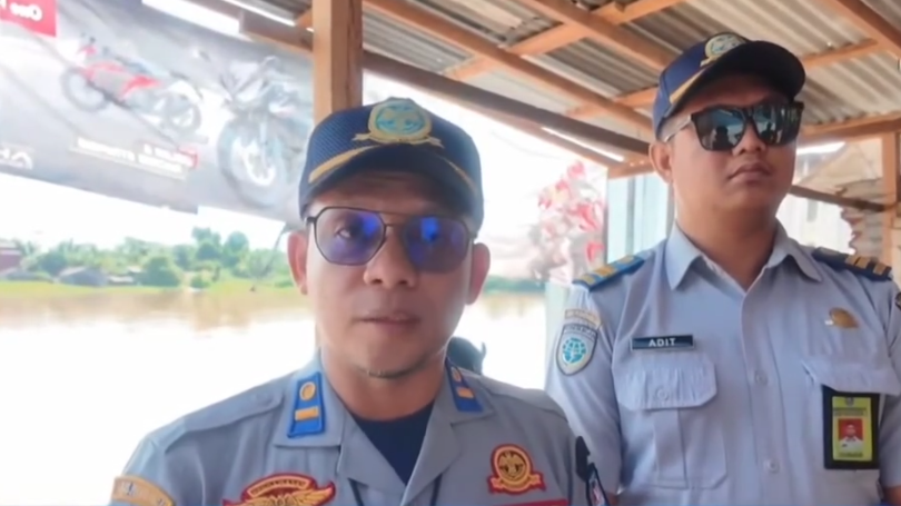 Plt. Kasi Lalu Lintas dan Keselamatan Pelayaran Dishub Kubu Raya, Ratno (kiri), memberikan keterangan terkait bantuan life jacket untuk pengelola kapal motor. (Dok. Instagram/@dishubkuburaya)
