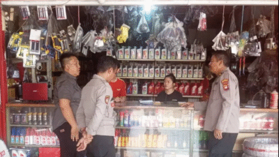 Kapolsek Pontianak Barat AKP Basuki Arif Wibowo (tengah) sedang memberikan himbauan secara humanis kepada pemilik bengkel motor terkait larangan knalpot brong. (Dok. HO/Faktakalbar.id)