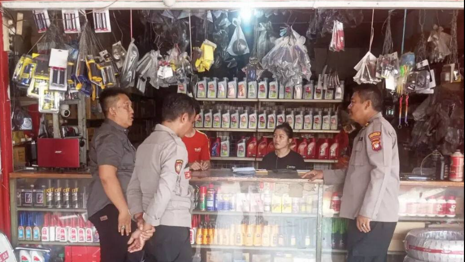 Kapolsek Pontianak Barat AKP Basuki Arif Wibowo (tengah) sedang memberikan himbauan secara humanis kepada pemilik bengkel motor terkait larangan knalpot brong. (Dok. HO/Faktakalbar.id)