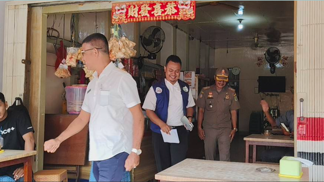 Tim gabungan Sat Pol PP, BKPSDM, dan Inspektorat saat menggelar razia ASN yang nongkrong di salah satu warung kopi. (Dok. Ist)