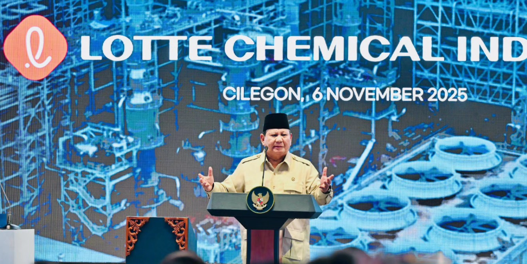 Presiden Prabowo Subianto memberikan sambutan di atas podium saat meresmikan pabrik Lotte Chemical Indonesia (LCI) di Cilegon, Banten, pada 6 November 2025. (Dok. Facebook/@Setkab RI)
