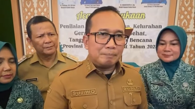 Bupati Kubu Raya Sujiwo (tengah, berkacamata) sedang memberikan keterangan kepada wartawan terkait transparansi kinerjanya. (Dok. iInstagram/@sujiwo99)