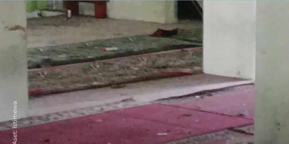 Suasana di dalam masjid SMAN 72 Kelapa Gading setelah terjadi ledakan yang diduga berasal dari sound system. (Dok. Ist)