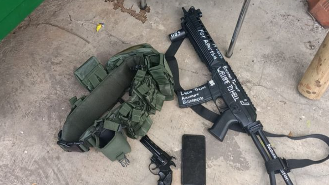 Barang bukti senjata rakitan yang ditemukan di lokasi ledakan masjid SMAN 72. Senjata tersebut bertuliskan "Brenton Tarrant", "For Agartha", dan "Welcome to Hell". (Dok. Ist)