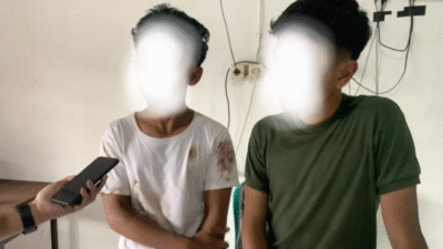 Dua siswa SMAN 72 Jakarta (wajah diburamkan) yang selamat dari ledakan di masjid sekolah, salah satunya mengenakan kaos putih kotor, sedang diwawancara. (Dok. ISt)