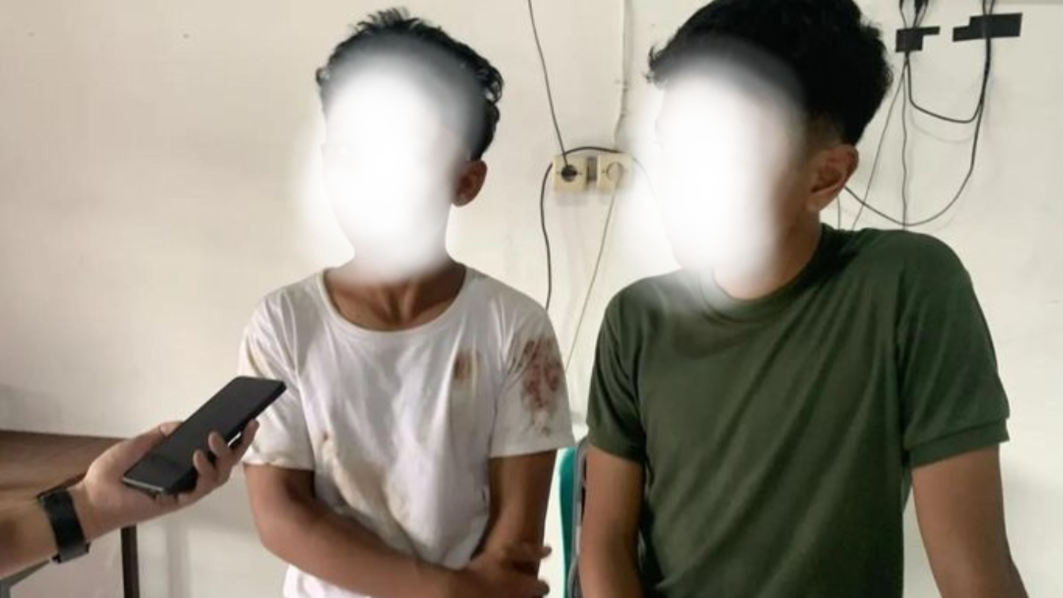 Dua siswa SMAN 72 Jakarta (wajah diburamkan) yang selamat dari ledakan di masjid sekolah, salah satunya mengenakan kaos putih kotor, sedang diwawancara. (Dok. ISt)