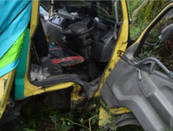 Truk vs Mobil Pribadi Tabrakan di Jalan Gerasik Sambas, Pengemudi Luka