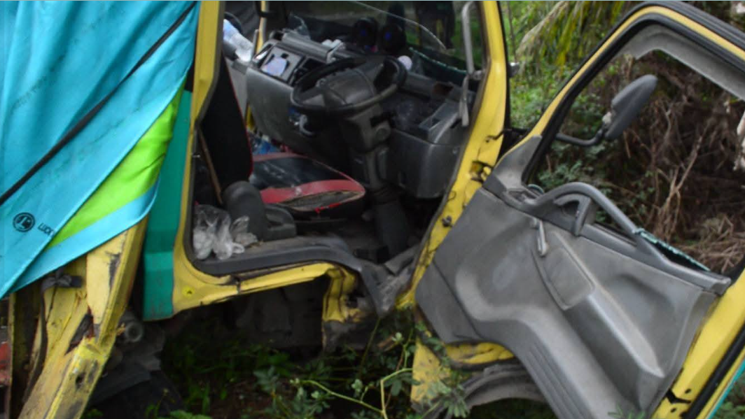 kondisi kecelakaan antara mobil truk dan mobil pribadi berwarna putih di Jalan Raya Gerasik, Semparuk. (Dok. Ist)