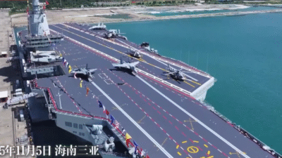 Kapal induk ketiga China, Fujian (18), yang dilengkapi ketapel elektromagnetik, terlihat berlabuh di Pangkalan Angkatan Laut Sanya, Hainan, dengan pesawat tempur dan helikopter di deknya. (Dok. Ist)