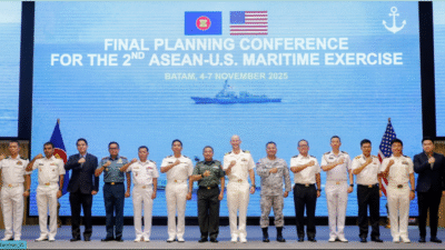 Para delegasi militer ASEAN dan Amerika Serikat berfoto bersama di acara Final Planning Conference (FPC) untuk AUMX ke-2 di Batam, 4-7 November 2025. (Dok. Kemhan RI)