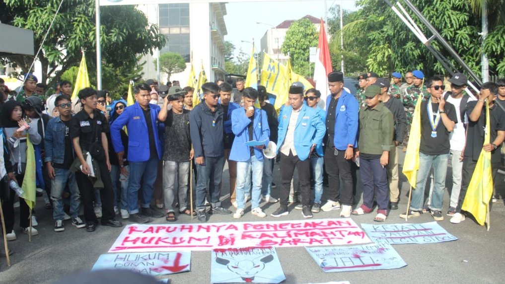 suasana aksi demonstrasi massa PMII di depan Kantor Kejaksaan Tinggi Kalbar menuntut pengusutan kasus korupsi. (Dok. HO/Faktakalbar.id)