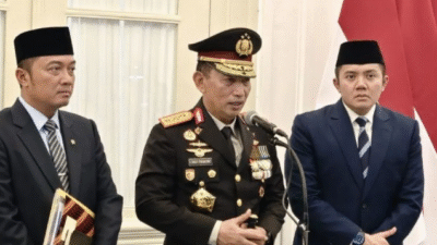 Kapolri Jenderal Pol. Listyo Sigit Prabowo saat memberikan keterangan pers terkait perkembangan kasus ledakan di SMAN 72 Jakarta, di Istana Merdeka, Jumat (7/11/2025).