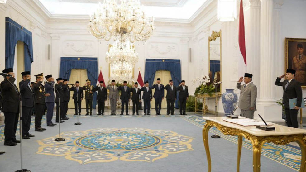 Presiden Prabowo resmi melantik 10 tokoh, termasuk menteri kabinet dan Kapolri, ke dalam Komite Percepatan Reformasi Polri melalui Keppres 122P/2025. (Dok. X/@prabowo subianto)