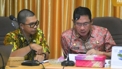 Sekda Kayong Utara, Erwin Sudrajat (kanan), memimpin Rapat Koordinasi dan Pemantauan MCSP bersama jajarannya secara virtual dengan KPK. (Dok. Instagram/@prokopim_kayongutara)