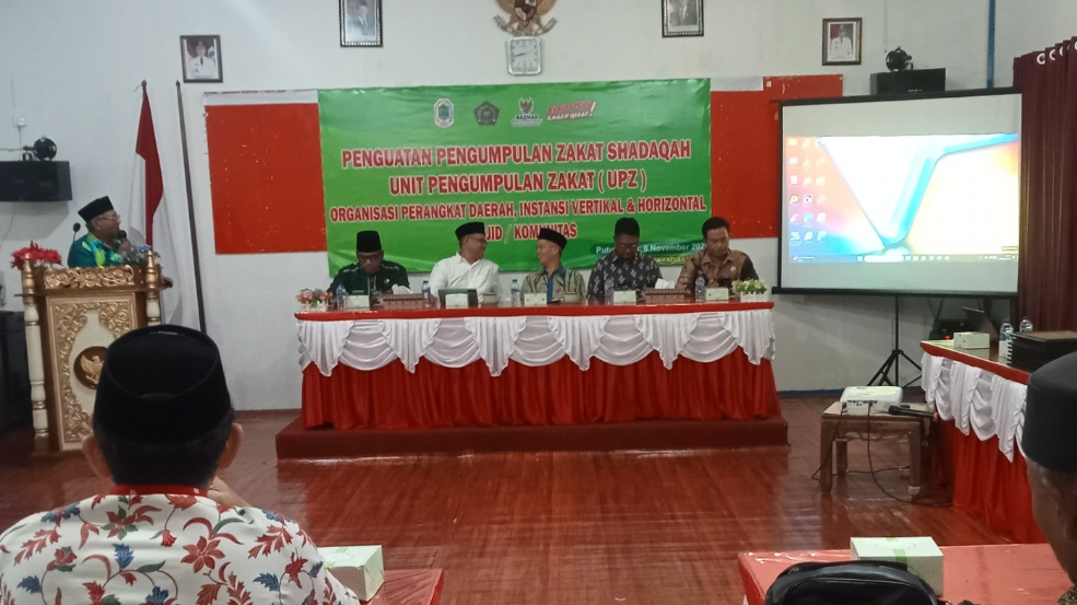 Suasana kegiatan Penguatan Pengumpulan Zakat Shadaqah BAZNAS Kapuas Hulu yang dihadiri Ketua BAZNAS Kalbar Uray M. Amin (duduk di tengah) di Gedung FKUB. (Dok. HO/Faktakalbar.id)