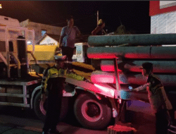 Polres Sanggau Gerak Cepat Urai Macet Usai Truk Tronton Patah Sasis di Jalan Sudirman