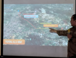 Sinergi Tiga Pilar: Babinsa-Camat-Warga Bersatu Atasi Banjir di Pajintan