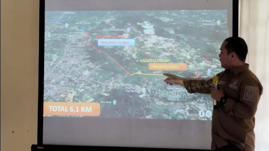 Babinsa Sertu Hendri saat mengikuti sosialisasi normalisasi sungai di Aula Kecamatan Singkawang Timur bersama warga dan perangkat kecamatan. (Dok. HO/Faktakalbar.id)