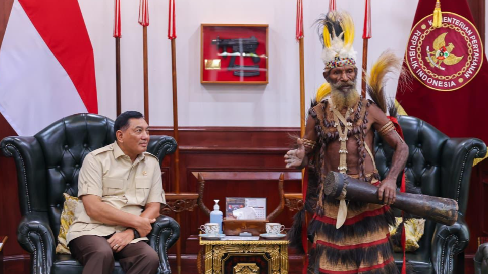 Menteri Pertahanan Sjafrie Sjamsoeddin (kiri) berdialog hangat dengan Kepala Suku Muyu, Emanuel Wopon (kanan). (Dok. Kemhan RI)