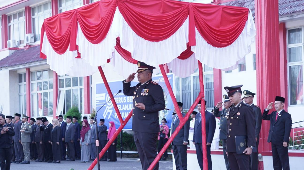 Kapolres Sambas AKBP Wahyu Jati Wibowo saat menyampaikan amanat sebagai Inspektur Upacara Hari Pahlawan di halaman Kantor Bupati Sambas. (Dok. Ist)