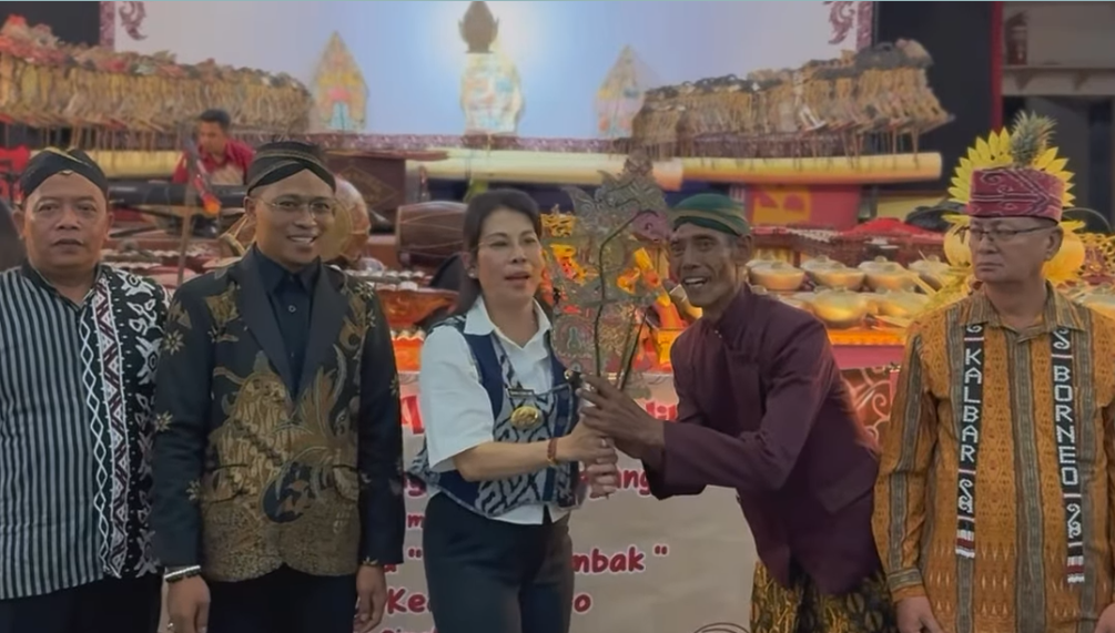 Wali Kota Singkawang, Tjhai Chui Mie, saat menghadiri pagelaran wayang yang diadakan oleh Paguyuban Jawa Kota Singkawang, Minggu (9/11/25). (Dok. Instagram/@tjhaichuimie)