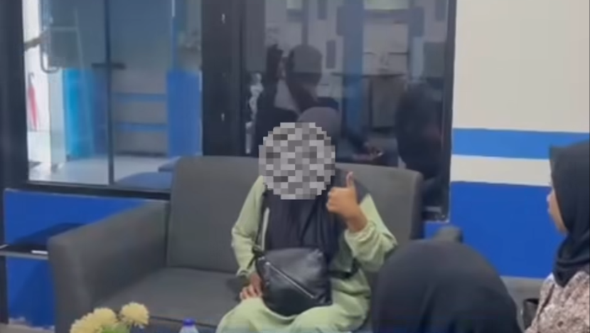 Pekerja migran Indonesia (PMI) berinisial LS (wajah diburamkan) saat berada di kantor BP3MI Kalbar setelah berhasil dipulangkan dari Malaysia. (Dok. Ist)