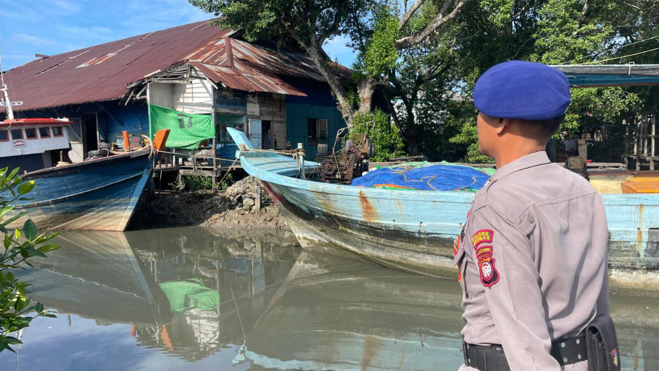 Personel Satpolairud Polres Sambas sedang melakukan patroli dan pengawasan di area Pelabuhan Pemangkat untuk menjamin keamanan. (Dok. HO/Faktakalbar.id)