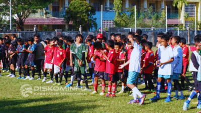 suasana pembukaan Turnamen Sepak Bola U-12 dan U-14 Piala Askab PSSI Mempawah di Lapangan Galaherang. (Dok. Diskominfo Mempawah)