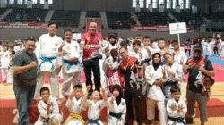 Atlet karate INKANAS Kapuas Hulu merayakan kemenangan setelah meraih Juara Umum II di Kejurda Kalbar 2025. (Dok. INKANAS Kapuas Hulu)