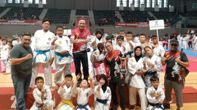 Atlet karate INKANAS Kapuas Hulu merayakan kemenangan setelah meraih Juara Umum II di Kejurda Kalbar 2025. (Dok. INKANAS Kapuas Hulu)