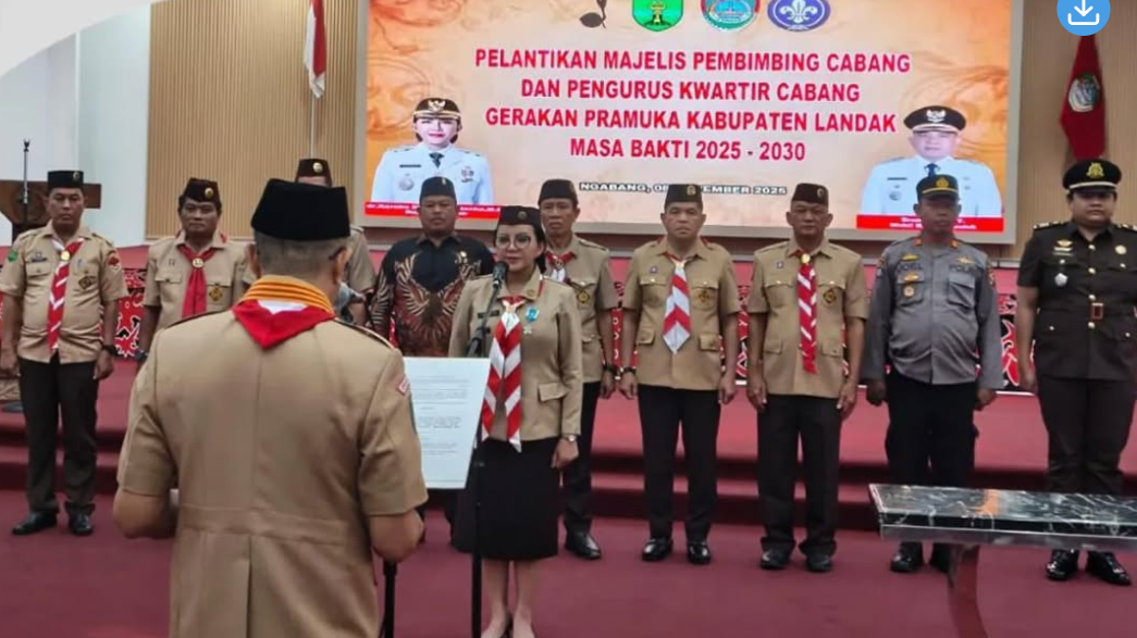 Ketua Kwarda Kalbar Syarief Abdullah Alkadrie (kiri) saat prosesi pelantikan Bupati Landak Karolin Margret Natasa (kanan) sebagai Ketua Mabicab Gerakan Pramuka Landak. (Dok. Diskominfo Landak)