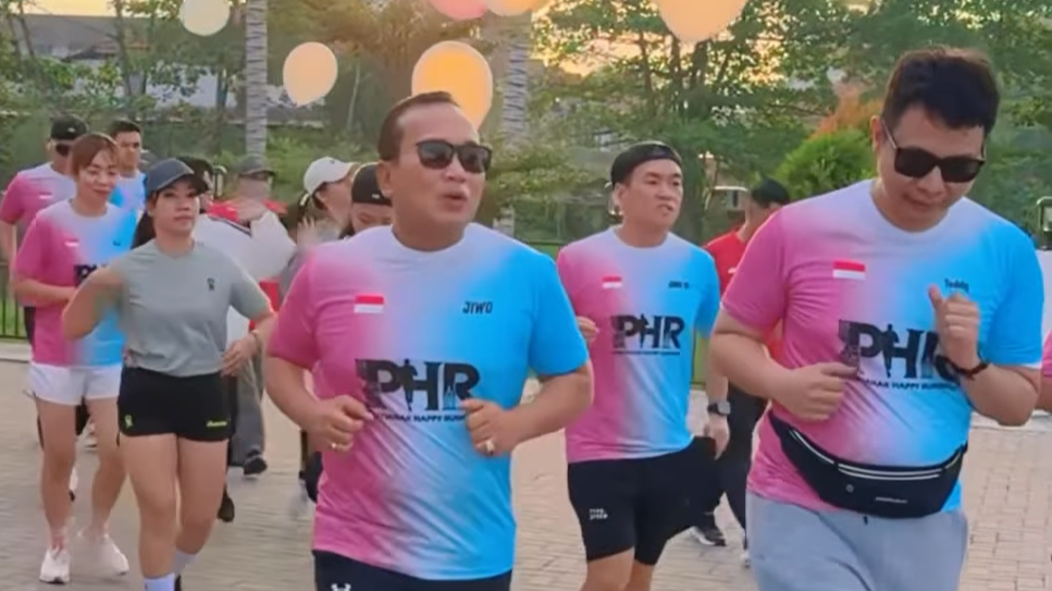 suasana perayaan ulang tahun Pontianak Happy Runners (PHR) yang diwarnai aksi tanam pohon bersama Bupati Kubu Raya Sujiwo. (Dok. Instagram/@sujiwo99)