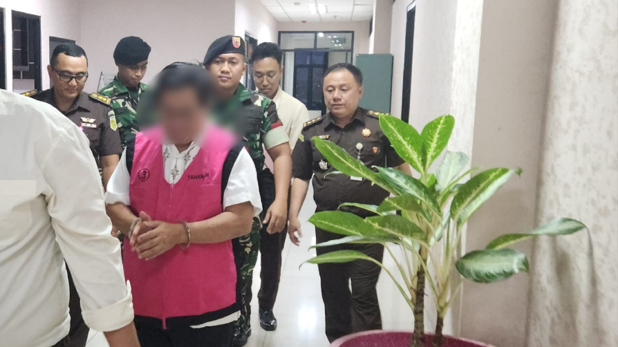 AS, Wakil Bupati Sintang periode 2016–2021, sebagai tersangka dugaan tindak pidana korupsi. (Dok. HO/Faktakalbar.id)