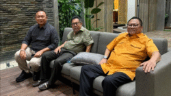 Alexander Wilyo (kiri) saat bersilaturahmi dengan Oesman Sapta Odang (OSO) (kanan) dan Karni Ilyas (tengah) membahas pembangunan. (Dok. Facebook/Alexander Wilyo)