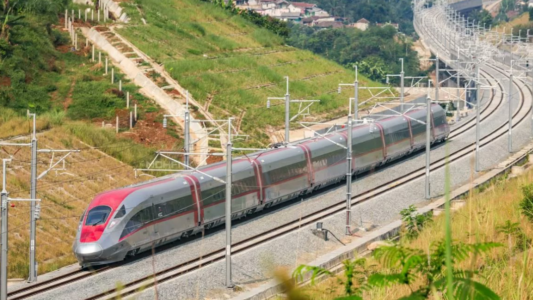 Proyek Whoosh B-to-B kini jadi utang rakyat. Pembangunan tanpa transparansi menggadaikan masa depan dan mencederai keadilan fiskal. (Dok. Ist)