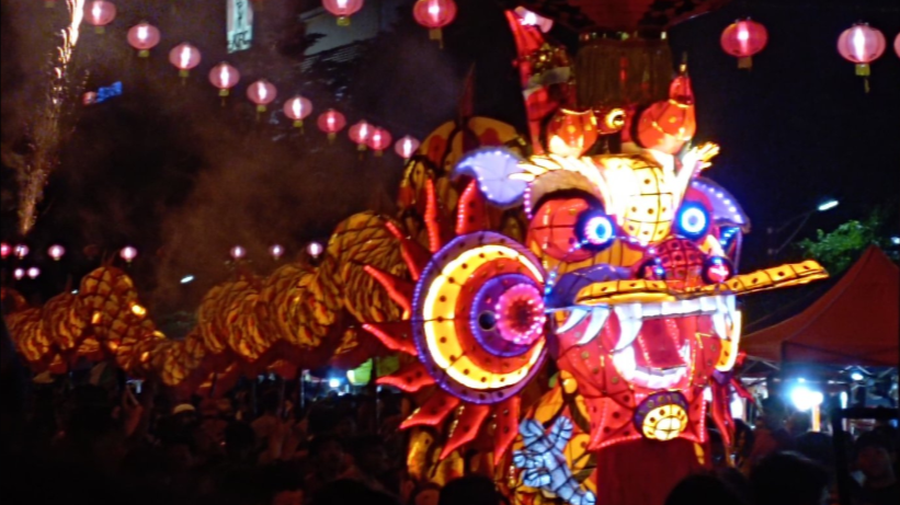 Suasana parade naga yang meriah dalam perayaan Cap Go Meh di Pontianak tahun 2025 lalu. (Dok. Faktakalbar.id)