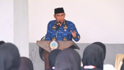 Sekda Kayong Utara, Erwin Sudrajat, saat memimpin rapat didampingi seorang staf. (Dok. Instagram/@prokopim_kayongutara)