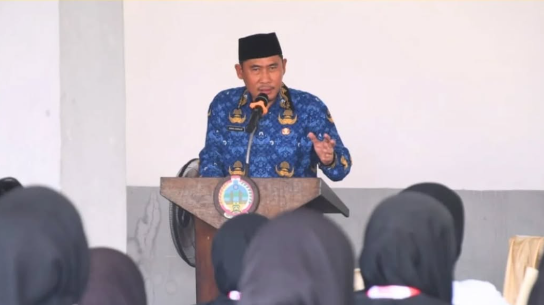 Sekda Kayong Utara, Erwin Sudrajat, saat memimpin rapat didampingi seorang staf. (Dok. Instagram/@prokopim_kayongutara)