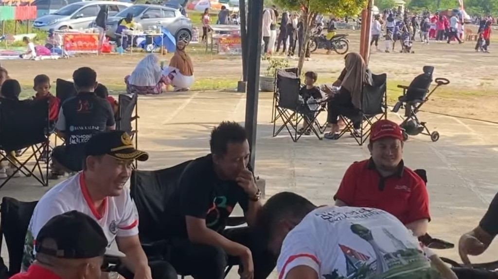 Sekda Kayong Utara, Erwin Sudrajat, saat meninjau stand pameran wirausaha muda di sela-sela Car Free Day (CFD) Pantai Pulau Datok. (Dok. Instagram/@prokopim_kayongutara)