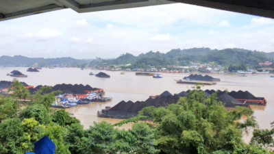 Ilustrasi tumpukan batu bara di lokasi tambang atau pelabuhan, yang produksinya diproyeksikan turun pada 2026. (Dok. Ilustrasi/Faktakalbar.id)