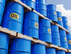 Pasar Abaikan Gejolak Sanksi Rusia, Harga Minyak Jatuh Ditekan Oversupply