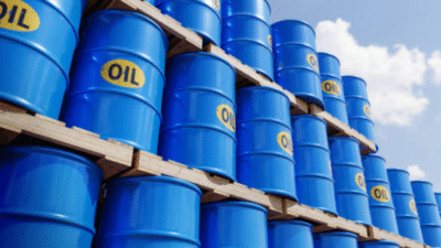 Ilustrasi pompa minyak (oil pumpjack) di sebuah ladang minyak, yang menggambarkan kekhawatiran kelebihan pasokan global. (Dok. Ilustrasi/Faktakalbar.id)