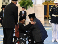 Prabowo Berlutut Sematkan Bintang Jasa Utama untuk Teungku Nyak Sandang