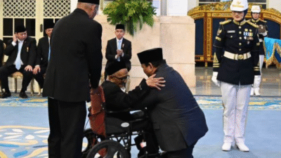 Presiden Prabowo Subianto berlutut saat menyematkan Tanda Kehormatan Bintang Jasa Utama kepada Teungku Nyak Sandang di Istana Negara. (Dok. Ist)